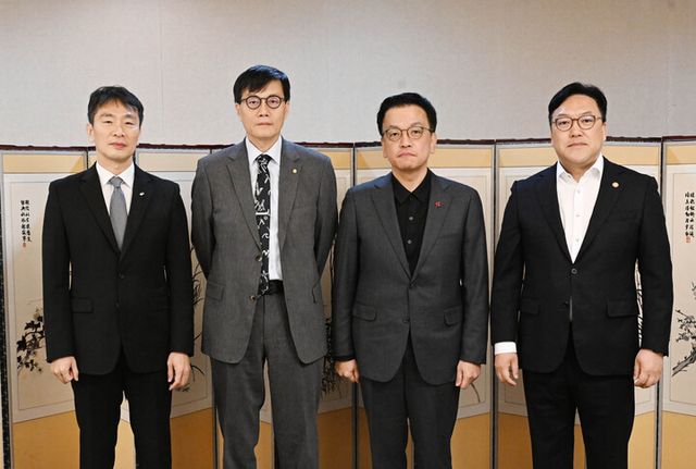 최상목 대통령 권한대행 부총리 겸 기획재정부 장관이 24일 정부서울청사에서 열린 거시경제·금융현안 간담회에서 참석자들과 기념 촬영을 하고 있다. (왼쪽부터) 이복현 금융감독원장, 이창용 한국은행 총재, 최 권한대행, 김병환 금융위원장. [사진=기획재정부]