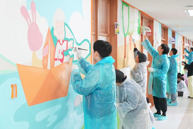 지난해 11월 한국앤컴퍼니그룹 벽화 그리기 임직원 봉사활동. [사진=한국앤컴퍼니그룹]