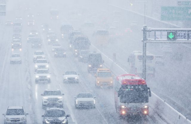 설 전날인 28일 대설 경보가 발효 중인 경기도 용인시 경부고속도로 수원신갈IC 부근에서 차량이 서행하고 있다. [사진=연합뉴스]
