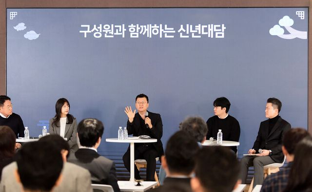 이호정&nbsp;SK네트웍스&nbsp;대표이사(가운데)가&nbsp;2일&nbsp;삼일빌딩에서&nbsp;열린&nbsp;‘구성원과&nbsp;함께하는&nbsp;신년&nbsp;대담’에서&nbsp;2025년&nbsp;경영방향성을&nbsp;설명하고&nbsp;있다. [사진=SK네트웍스]