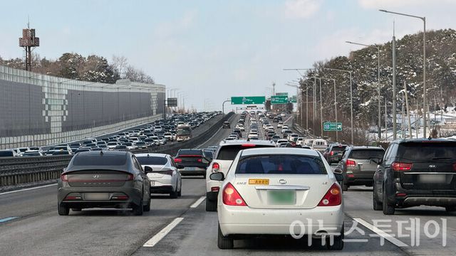 설 당일인 29일 오후 경기 안성시 경부고속도로 안성휴게소 인근 양뱡향 차로가 극심한 정체를 빚고 있다. [사진=안경선 기자]