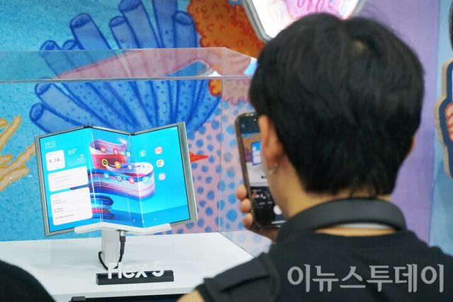 &nbsp;‘2024 한국디스플레이산업전시회’ 현장에 마련된 삼성디스플레이 부스에서 한 관람객이 ‘플렉스 S’ 모델을 관람하고 있다. 2024.08.16. [사진=이뉴스투데이DB]