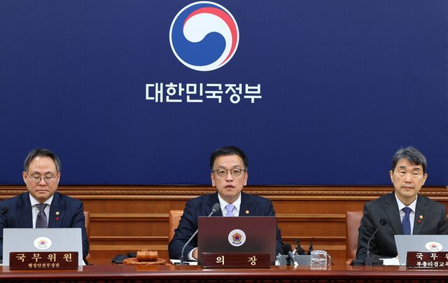 최상목 대통령 권한대행 부총리 겸 기획재정부 장관(가운데)이 7일 정부서울청사에서 열린 제1회 국무회의에서 발언하고 있다. [사진=연합뉴스]