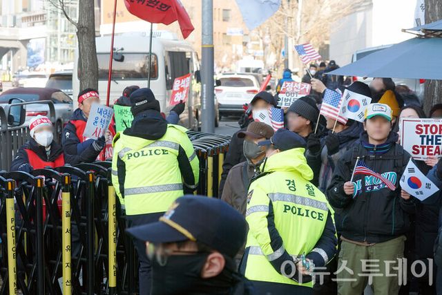 고위공직자범죄수사처가 윤석열 대통령의 체포영장을 집행할 것으로 예상되는 지난 2일 오전 서울 용산구 한남동 대통령 관저 인근에서 윤 대통령 탄핵 찬성·반대 집회 인원이 펜스를 사이에 두고 구호를 외치고 있다. [사진=안경선 기자]