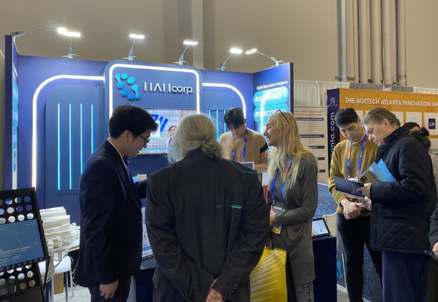 CES 2025에서 관람객들이 하이 부스에서 설명을 듣고 있다. [사진=하이]