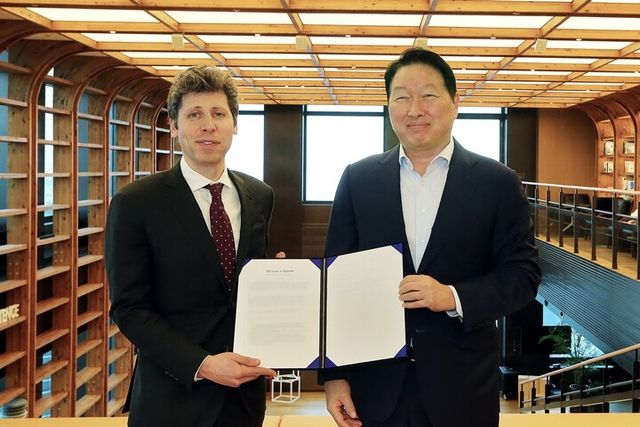 최태원 SK그룹 회장과 샘 올트먼 오픈AI 최고경영자(CEO)가 1일 서울 종로구 SK서린빌딩에서 메모리 공급 의향서(LOI)와 서남권 AI DC 협력에 관한 양해각서(MOU)를 체결한 뒤 기념촬영하고 있다. 2025.10.1 [SK그룹 제공