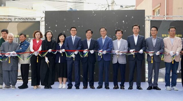 (왼쪽 일곱번째부터) 손철승 SK가스 경영지원본부장, 이용석 SK디스커버리 SV위원장, 정장선 평택시장, 김근용 경기도의원 등 주요 인사들이 평택 달보드레 지관서가 개관식에서 테이프 커팅식을 하고 있다. [사진=SK가스]