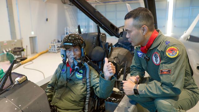 김두만 장군과 전승현 KF-21 시험비행 조종사가 대화를 나누고 있다. [사진=방위사업청]