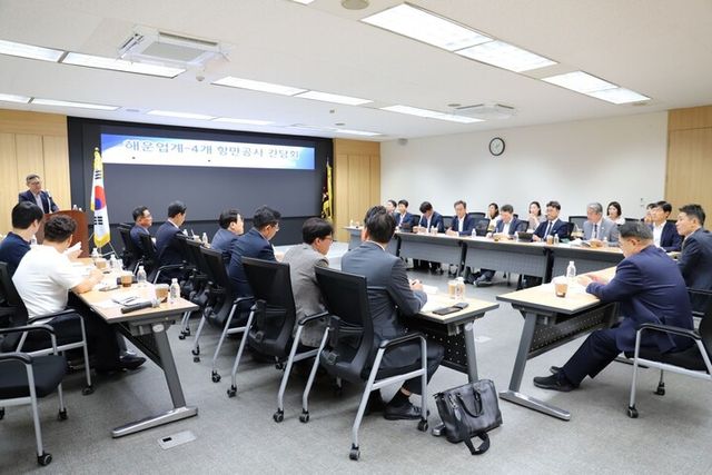 한국해운협회는 지난달 30일 해운빌딩에서 부산항만공사, 여수광양항만공사, 울산항만공사, 인천항만공사 등 4개 항만공사 및 주요 국적선사와 함께 ‘해운업계-4개 항만공사 간담회’를 개최했다. [사진=한국해운협회]