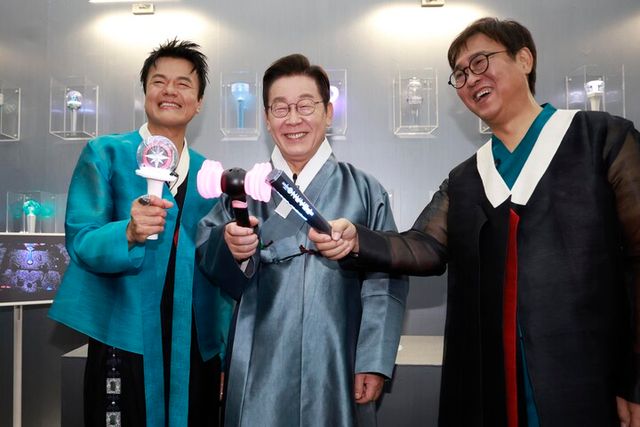 이재명 대통령(가운데)이 1일 경기 고양시 킨텍스에서 열린 대중문화교류위원회 출범식에서 박진영(왼쪽)·최휘영 대중문화교류위원회 공동위원장과 K컬처 체험존에서 응원봉을 들고 기념촬영을 하고 있다. 2025.10.1 [대통령실통신사진기자단]