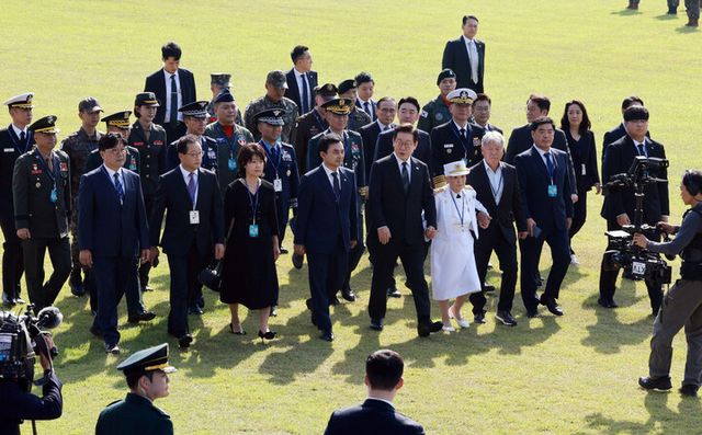 이재명 대통령이 1일 충남 계룡대 대연병장에서 열린 건군 77주년 국군의 날 기념행사에 국민대표 7인, 군 지휘부 등과 입장하고 있다. [사진=연합뉴스]