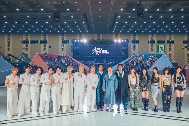 이재명 대통령이 1일 경기 고양시 킨텍스에서 열린 대중문화교류위원회 출범식에서 박진영 공동위원장 및 스트레이키즈, 르세라핌과 기념촬영을 하고 있다.[사진=대통령실]