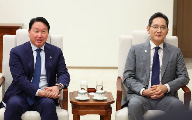 1일 용산 대통령실에서 열린 이재명 대통령과 오픈AI 샘 올트먼 대표의 접견에 참석한 최태원 SK그룹 회장이 발언하고 있다.오른쪽은 이재용 삼성전자 회장.