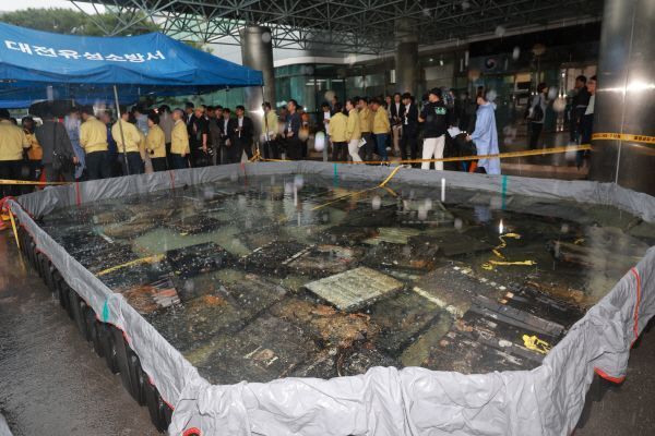 지난달 28일 대전 유성구 국가정보자원관리원 화재로 인해 불에 탄 리튬이온 배터리가 소화수조에 담겨 있다. [사진=연합뉴스]