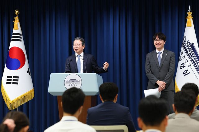 김용범 대통령실 정책실장이 1일 용산 대통령실에서 이재명 대통령의 샘 올트먼 오픈AI CEO 접견 관련 브리핑을 하고 있다. 오른쪽은 하정우 AI미래기획수석. [사진=연합뉴스]