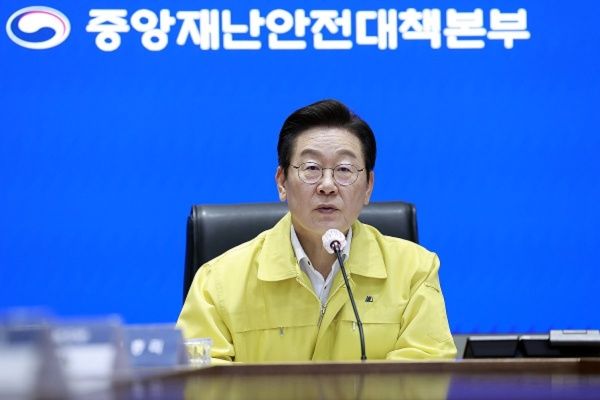 이재명 대통령이 지난달 28일 정부서울청사 중앙재난상황실에서 열린 국가정보자원관리원 화재 관련 중앙재난안전대책본부 회의에 참석했다. [사진=연합뉴스]