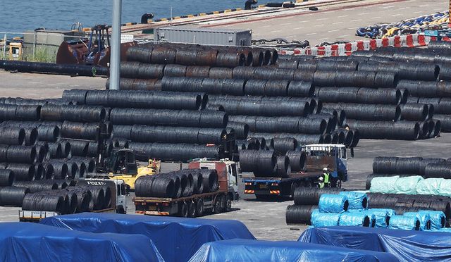 지난 9월 24일 경기도 평택항에 철강 제품이 쌓여 있는 모습. [사진=연합뉴스]