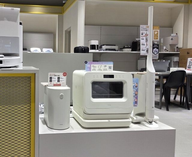 앳홈의 가전 브랜드 미닉스가 가을 대청소 시즌을 맞아 신제품 스테이션 무선청소기 ‘더 슬림(The Slim)’을 전자랜드 전국 76개 지점에 입점했다. [사진=앳홈]