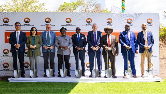 탄자니아 마헨게 흑연&nbsp;광산 착공식에서 기념촬영을 하고 있다.&nbsp;[사진=포스코인터내셔널]