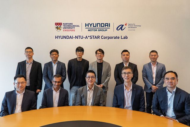 (앞줄 왼쪽부터) 람쿽얀 NTU 부부총장,&nbsp;알페시 파텔 HMGICS CIO 상무, HMGICS&nbsp;법인장 박현성 상무,&nbsp;A*STAR 과학 및 공학 연구 위원회 림켕후이 부청장,&nbsp;데이비드 로우 A*STAR&nbsp;CEO. [사진=현대차그룹]