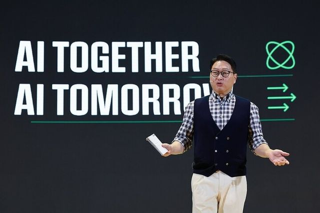 최태원&nbsp;SK그룹 회장이 2024년 11월 4일 서울 삼성동 코엑스에서 열린&nbsp;'SK&nbsp;AI&nbsp;SUMMIT&nbsp;2024'에서 협력과 생태계로 만들어 가는&nbsp;SK의 비전에 대해 발표하고 있다. [사진=연합뉴스]