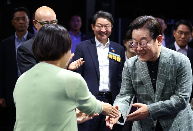 이재명 대통령이 14일 서울 동대문구 콘텐츠문화광장에서 열린 디지털토크라이브 '국민의 목소리, 정책이 되다' 간담회에서 참석자와 인사하고 있다. [사진=연합뉴스]