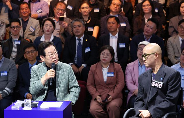 이재명 대통령이 14일 서울 동대문구 콘텐츠문화광장에서 열린 디지털토크라이브 '국민의 목소리, 정책이 되다' 간담회에서 발언하고 있다. 오른쪽은 자영업 멘토로 참석한 방송인 홍석천. [사진=연합뉴스]