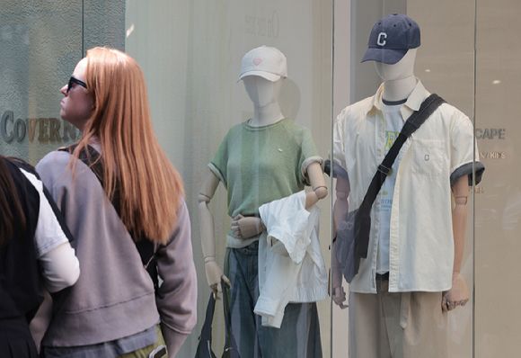 서울 중구 명동의 한 의류매장 쇼윈도에 반소매 옷이 전시돼 있다. [사진=연합뉴스]