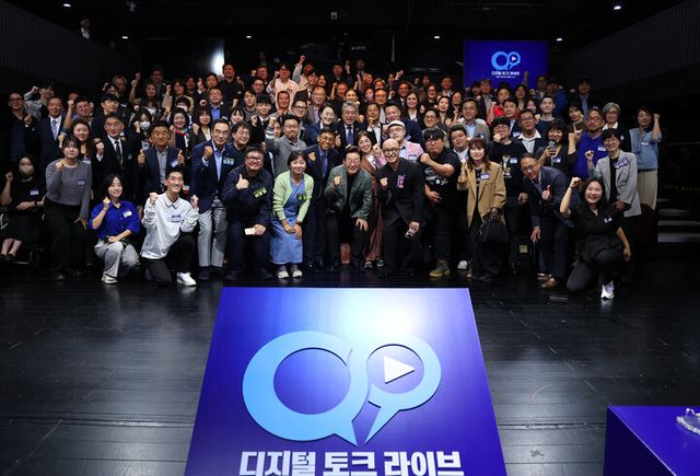 이재명 대통령이 14일 서울 동대문구 콘텐츠문화광장에서 디지털토크라이브 '국민의 목소리, 정책이 되다' 간담회 종료 후 참석자들과 기념촬영을 하고 있다. [사진=연합뉴스]