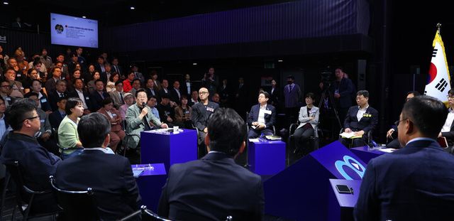 이재명 대통령이 14일 서울 동대문구 콘텐츠문화광장에서 디지털토크라이브 '국민의 목소리, 정책이 되다' 간담회를 하고 있다. [사진=연합뉴스]