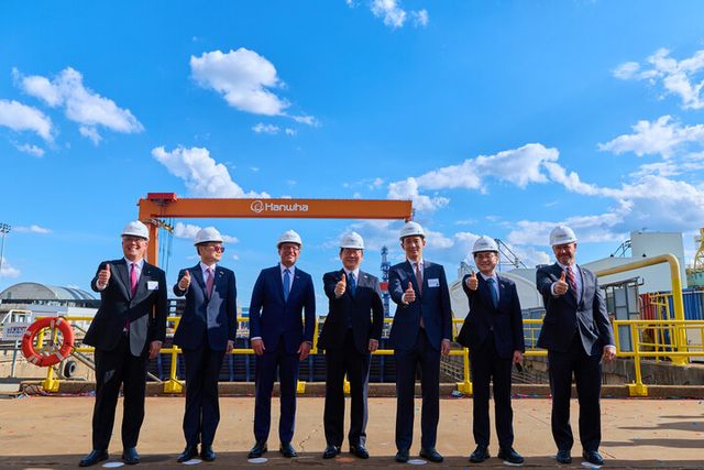 이재명 대통령이 지난 8월 26일(현지 시각) 미국 한화필리조선소에서 열린 ‘스테이트 오브 메인호’ 명명식에서 기념 촬영을 하고 있다. 좌측부터 데이비드 김 한화필리조선소 대표, 조현 외교부 장관, 조쉬 샤피로 펜실베니아 주지사, 이 대통령, 김동관 한화그룹 부회장, 김정관 산업부장관, 토드영 인디애나주 상원의원. [사진=대통령실]