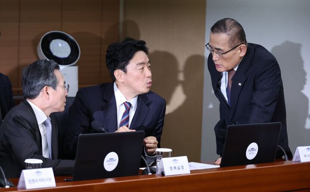 강훈식 대통령비서실장(가운데)과 위성락 국가안보실장(오른쪽), 김용범 정책실장이 지난 13일 용산 대통령실에서 열린 수석보좌관회의에서 대화하고 있다. [사진=연합뉴스]