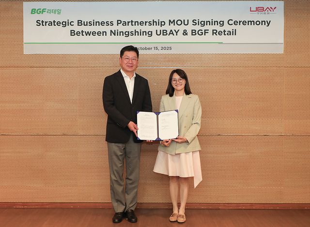 민승배 BGF리테일 대표이사(왼쪽)와 스천자 닝싱 유베이 CEO가 업무협약식을 진행하고 있다. [사진=BGF리테일]
