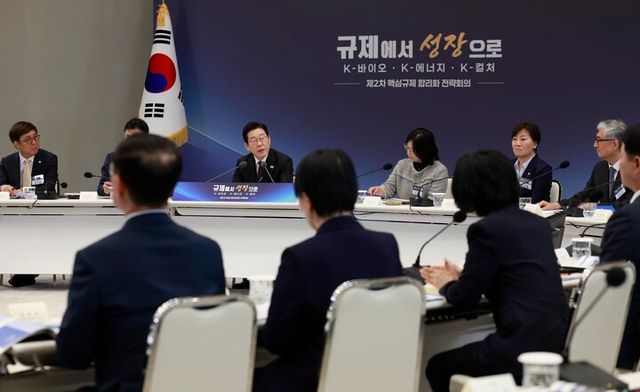 이재명 대통령이 16일 용산 대통령실에서 제2차 핵심규제 합리화 전략회의를 주재하고 있다. [사진=연합뉴스]