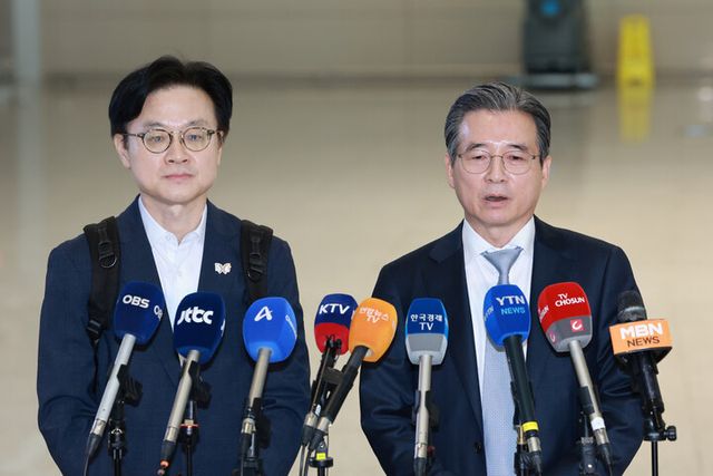 한미 관세 협상 후속 논의와 관련, 하워드 러트닉 미국 상무부 장관과 협상할 예정인 김용범 대통령실 정책실장이 16일 인천국제공항 제2여객터미널을 통해 미국 워싱턴DC로 출국하기에 앞서 발언하고 있다. 왼쪽은 김정관 산업통상부 장관. [사진=연합뉴스]