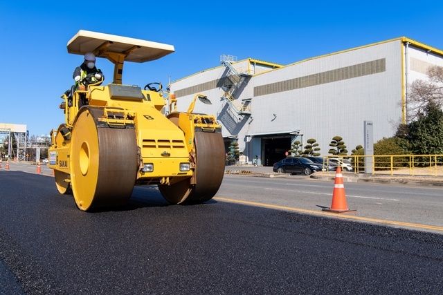 광양제철소가 제강슬래그를 골재로 활용한 아스팔트 콘크리트로 제철소 내 도로를 포장하고 있다. [사진=포스코]
