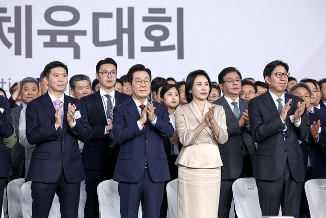 이재명 대통령과 김혜경 여사가 17일 부산아시아드주경기장에서 열린 전국체전 개막식에서 입장하는 선수들을 향해 박수를 보내고 있다. (앞줄 왼쪽부터) 유승민 대한체육회장, 이재명 대통령, 김혜경 여사, 박형준 부산시장. [사진=연합뉴스]