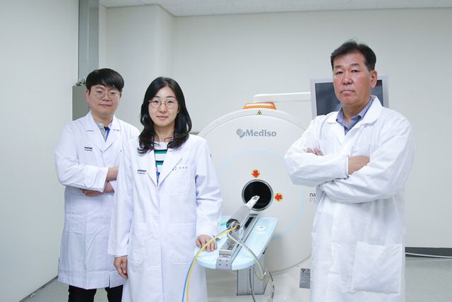 한국원자력의학원 연구팀 (좌측부터) 안재훈(연수연구원), 엄새란·이용진 박사 [사진=한국원자력의학원]