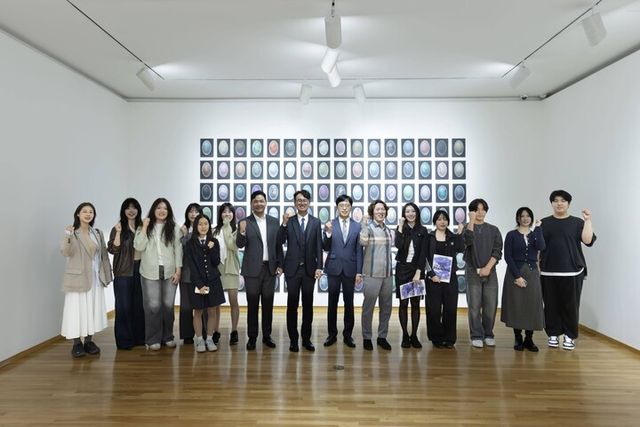 16일 금호미술관에서 진행된 2025 온보딩 그룹전 오프닝 행사에서 김마르코 한성자동차 대표(왼쪽에서 여덟 번째)와 신진·초대 작가, 드림그림 프로그램의 장학생과 멘토, 관계자들이 기념 촬영을 하고 있다. [사진=한성자동차]