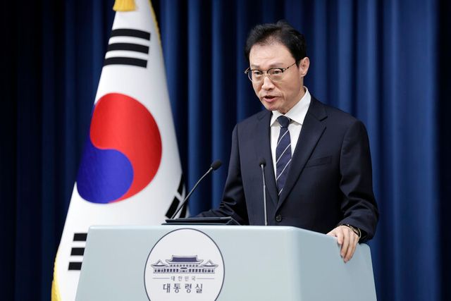 이규연 홍보소통수석이 17일 용산 대통령실에서 동남아 불법 구인 광고 긴급 삭제 관련 브리핑을 하고 있다. [사진=연합뉴스]