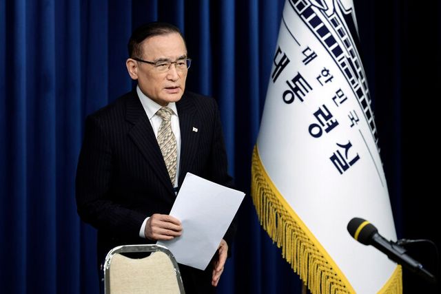 위성락 국가안보실장이 17일 캄보디아에서 일어나고 있는 한국인 대상 납치·감금 범죄에 대한 정부의 대응 현황 관련 브리핑을 위해 용산 대통령실 브리핑룸에 입장하고 있다. [사진=연합뉴스]