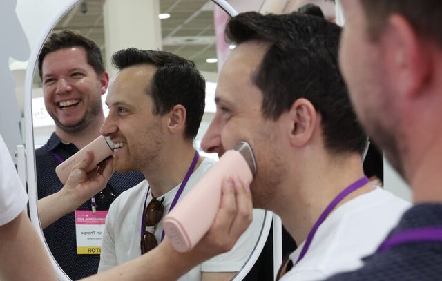 서울 국제화장품미용, 건강산업 박람회에서 한 외국인이 뷰티디바이스를 체험하고 있다 [사진=연합뉴스]