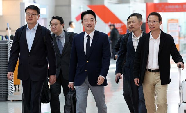 강훈식 대통령 비서실장, 곽태신 대통령실 국방비서관 등 전략경제협력 특사단이 19일 인천국제공항 제1터미널을 통해 독일 프랑크푸르트로 출국하고 있다. [사진=연합뉴스]