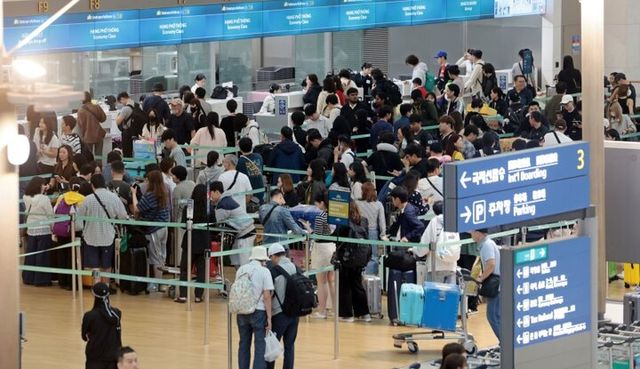 추석 연휴를 앞둔 2일 인천국제공항 제1여객터미널에서 여행객들이 탑승 수속을 위해 줄을 서는 모습. [사진=연합뉴스]&nbsp;