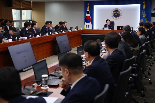 이재명 대통령이 2일 용산 대통령실에서 수석보좌관회의를 주재하고 있다. 2