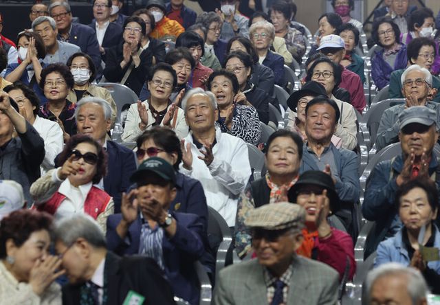 2일 서울 중구 장충체육관에서 열린 서울시 노인의날 기념식에서 참석자들이 박수를 치고 있다. [사진=연합뉴스]