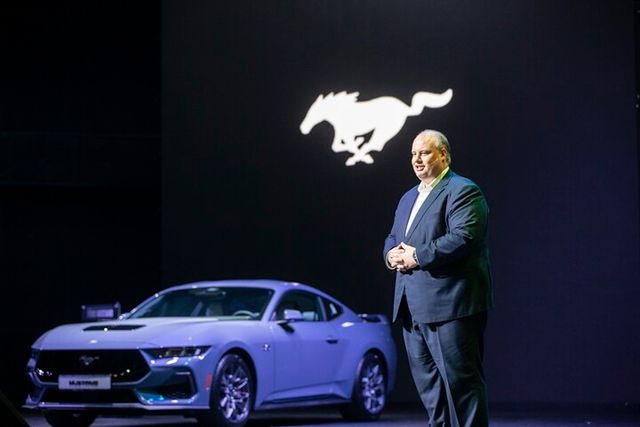 올 뉴 머스탱 앞에 선 데이비드 제프리(David Jeffrey) 포드코리아 대표. [사진=포드코리아]