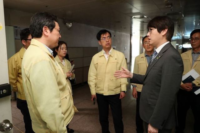 행정안전부는 지난 1일 국정자원 현장 상황실에서 김민재 중대본 1차장(행안부 차관)과 하정우 AI 미래기획수석이 행정정보시스템 장애복구 방안을 논의했다. [사진=행정안전부]