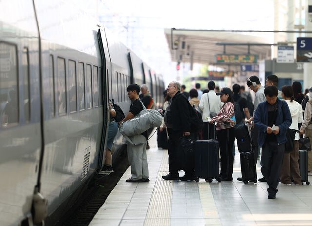 추석을 앞둔 2일 서울역에서 귀성길에 오른 시민들이 이동하고 있다. [사진=연합뉴스]