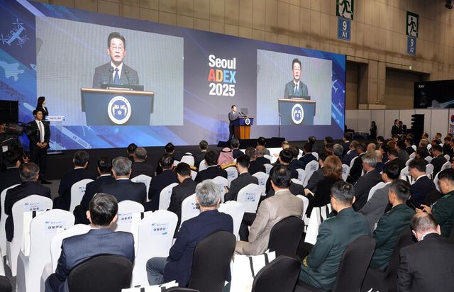 이재명 대통령이 20일 경기 고양시 킨텍스에서 열린 서울 ADEX 2025 개막식에서 축사하고 있다. [사진=연합뉴스]